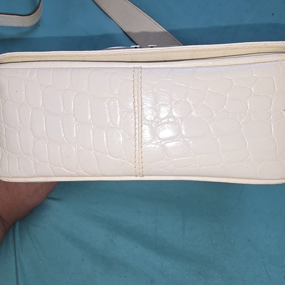 Salvatore Ferragamo White Croc-Embossed Crossbody Bag with Minimalist Design - Picture 3 of 9